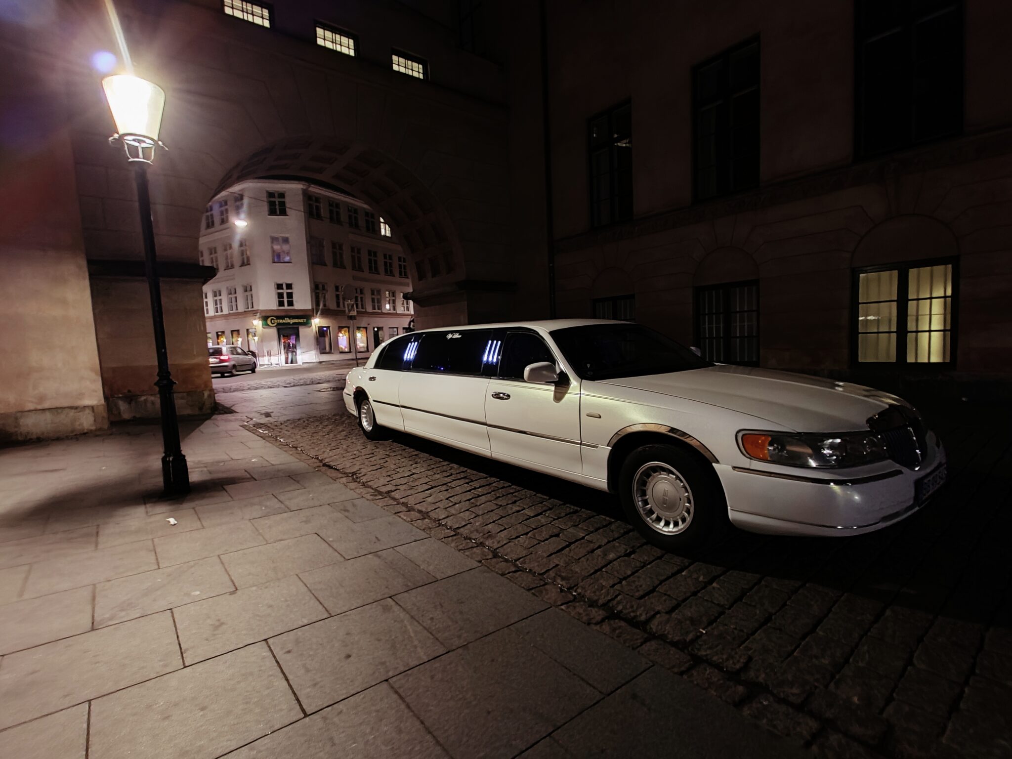Lej en limousine perfekt til konfirmationskørsel og, galla og bryllupskørsel - VIP Limo : limousine service